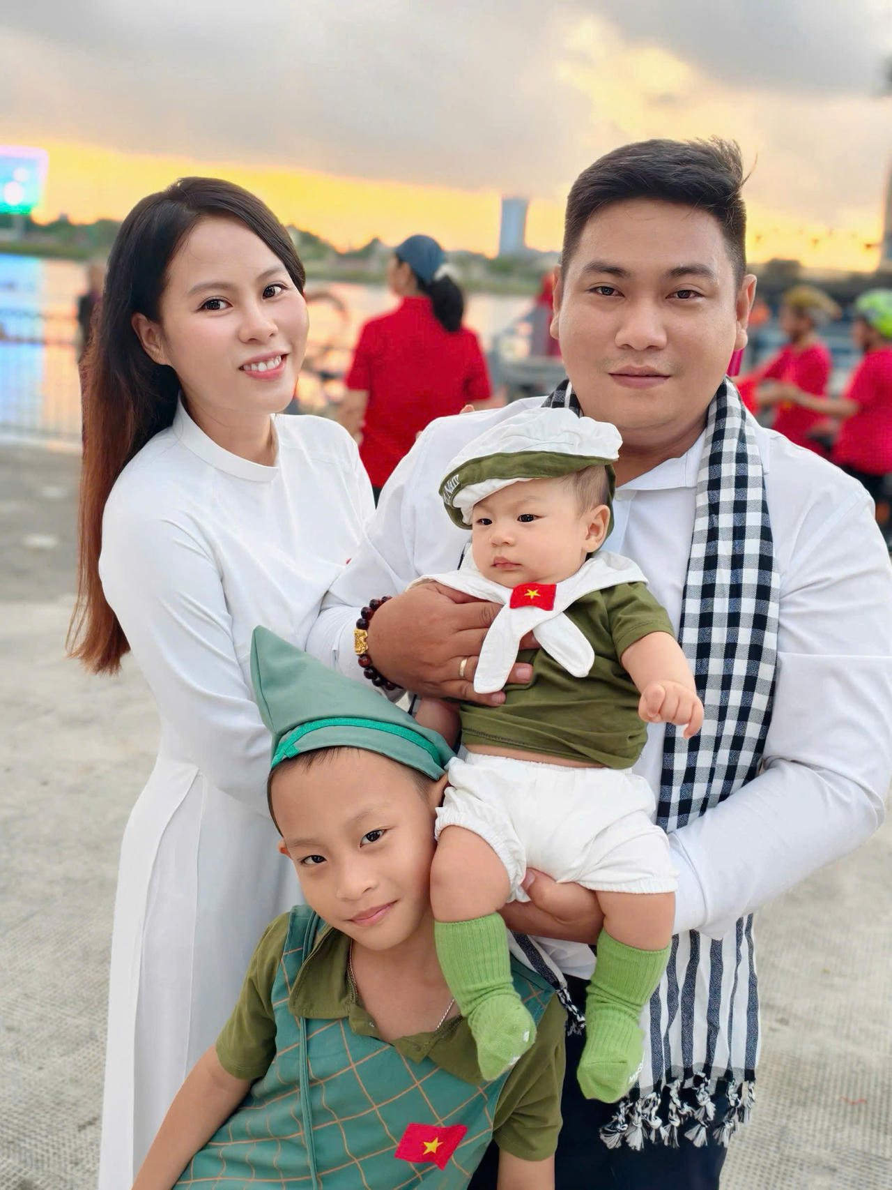 Người dân nô nức đổ về TP HCM mừng kỷ niệm Ngày Giải phóng miền Nam, thống nhất đất nước