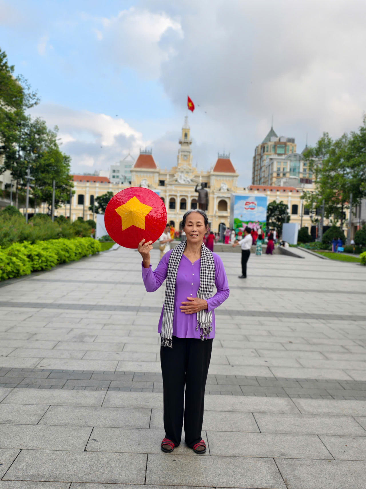 Người dân nô nức đổ về TP HCM mừng kỷ niệm Ngày Giải phóng miền Nam, thống nhất đất nước