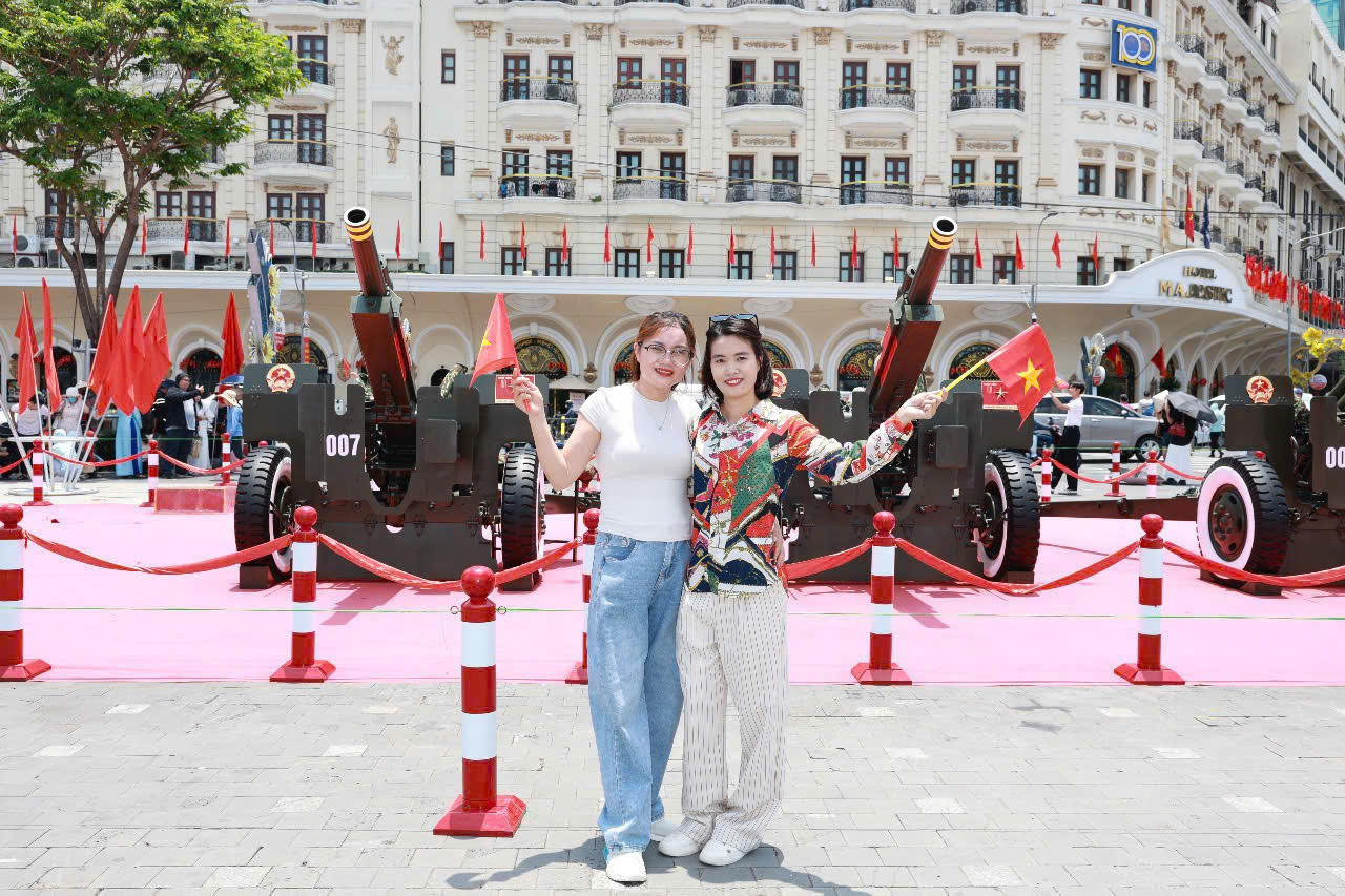 Người dân nô nức đổ về TP HCM mừng kỷ niệm Ngày Giải phóng miền Nam, thống nhất đất nước