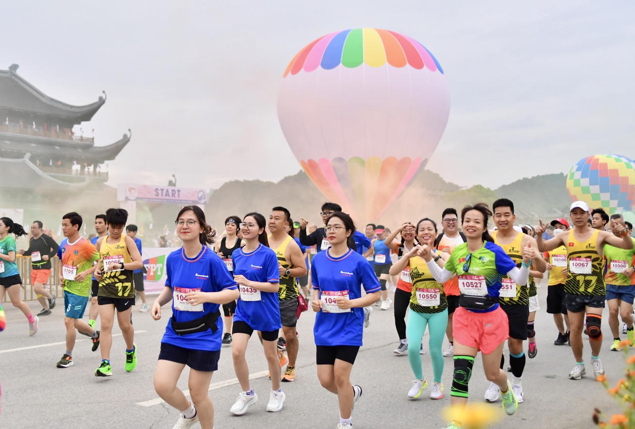 Khởi động giải việt dã 'Cùng Sacombank chạy vì sức khỏe cộng đồng' năm 2023