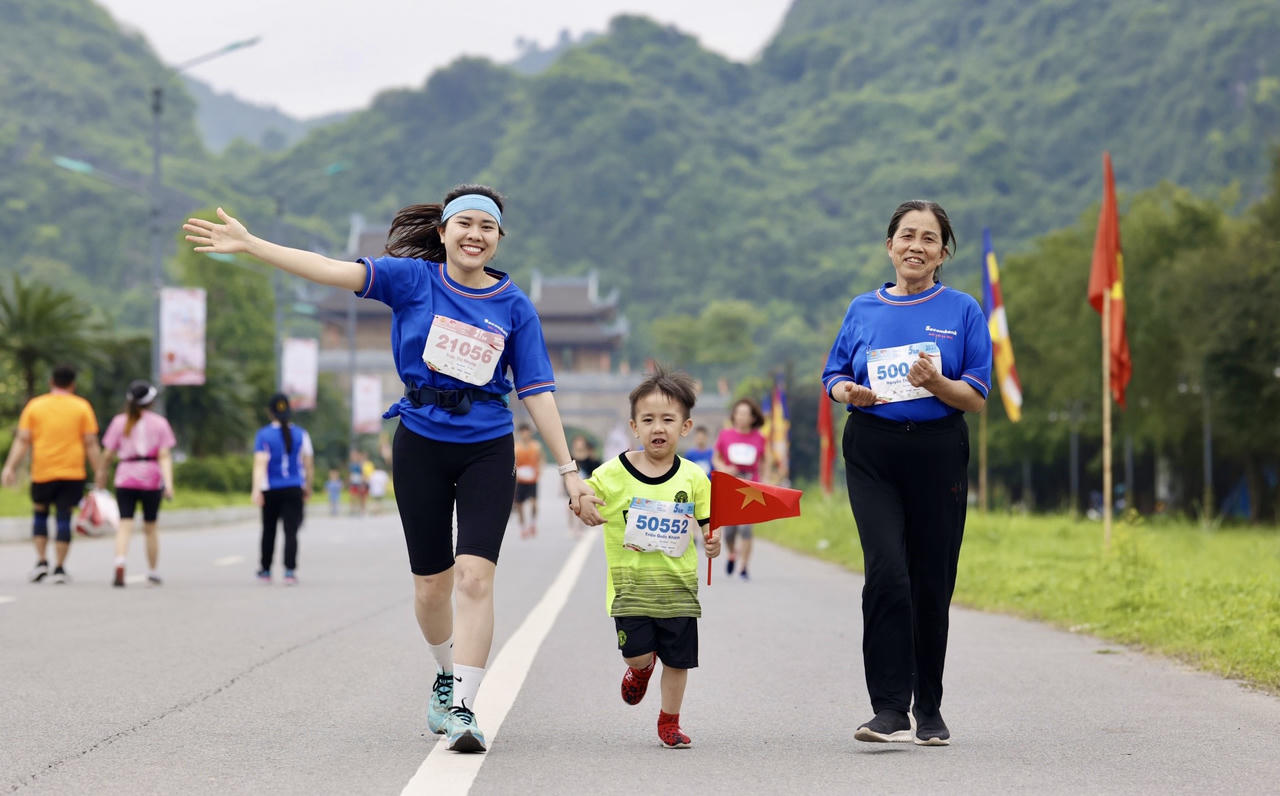 Khởi động giải việt dã 'Cùng Sacombank chạy vì sức khỏe cộng đồng' năm 2023