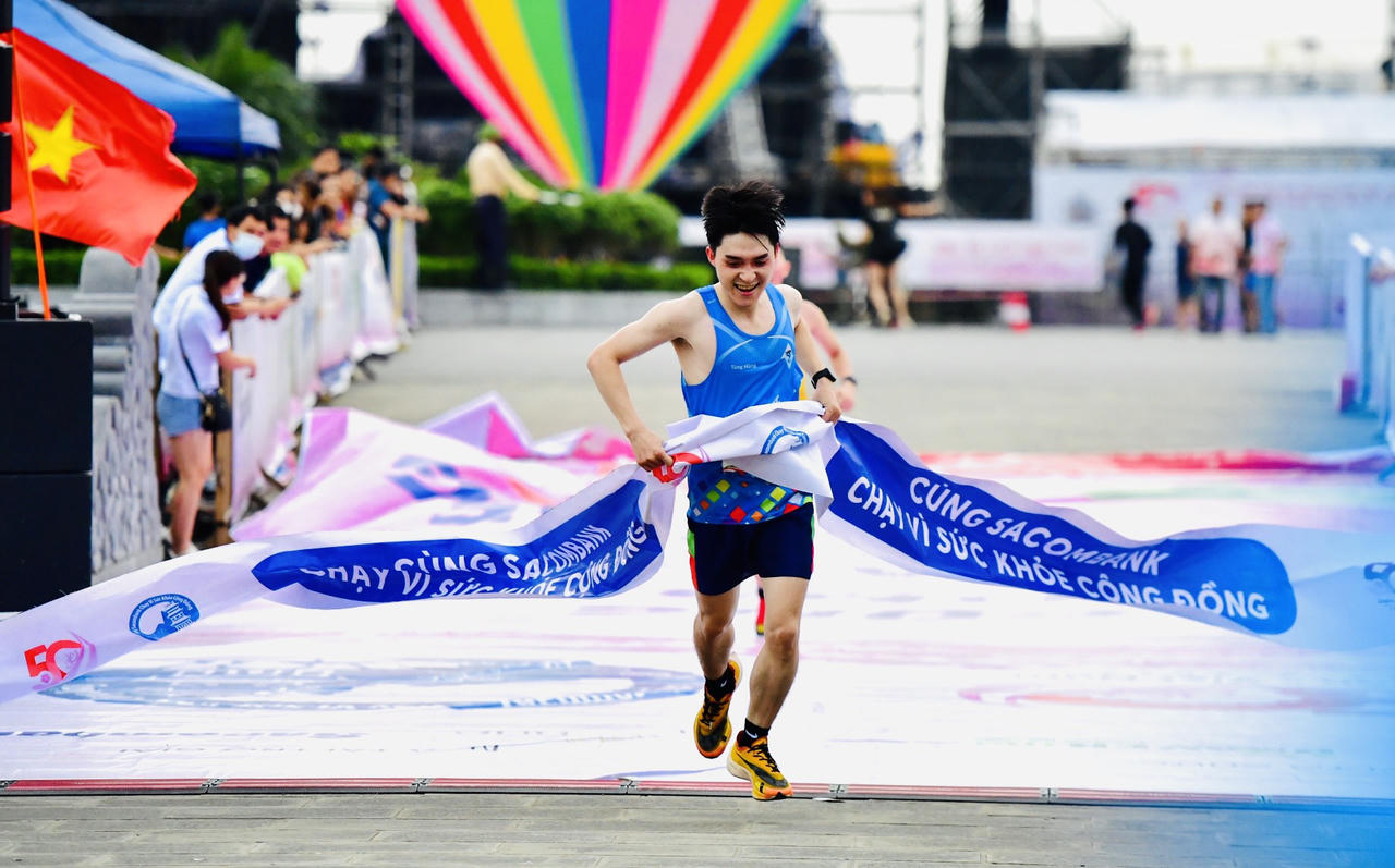 Khởi động giải việt dã 'Cùng Sacombank chạy vì sức khỏe cộng đồng' năm 2023
