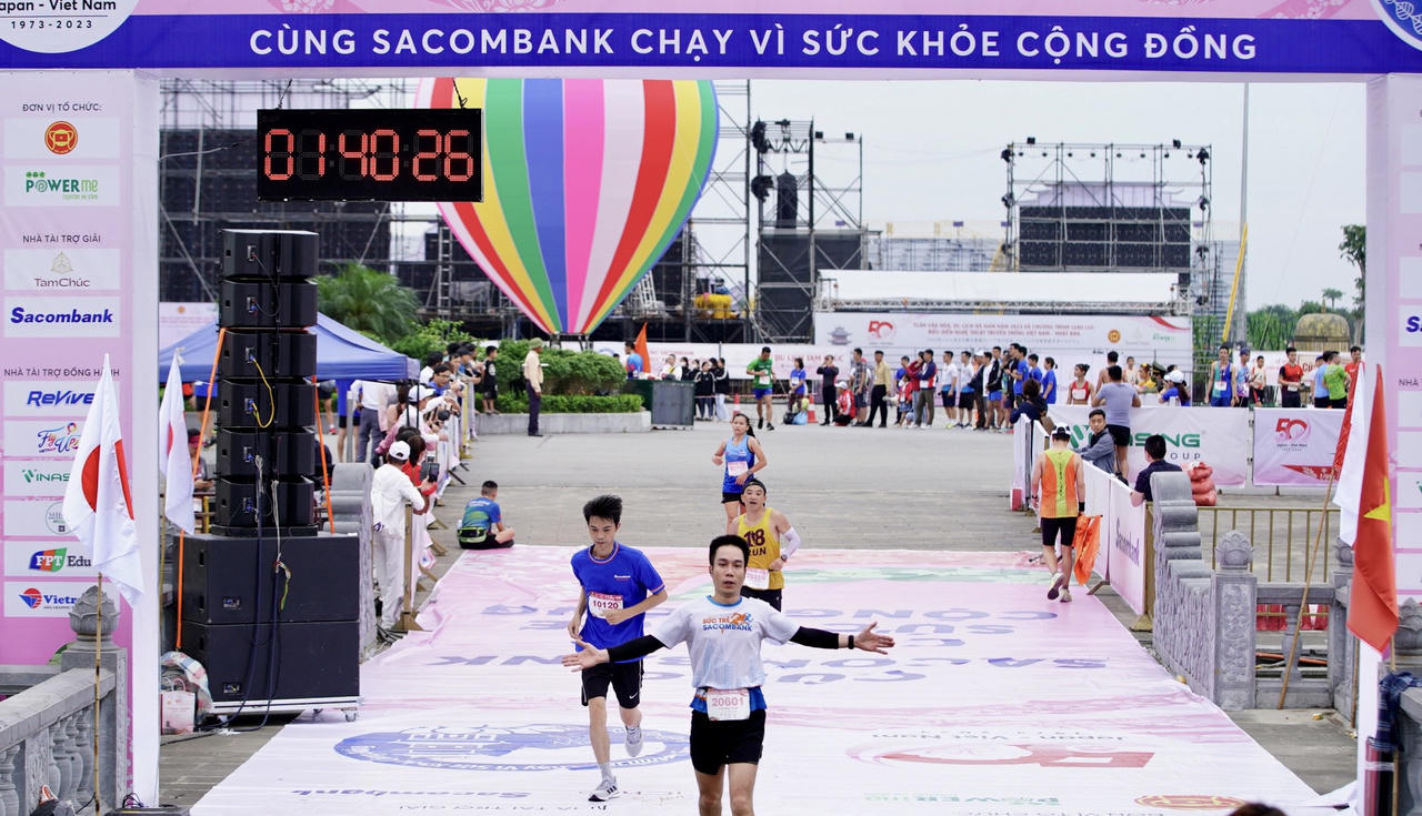 Khởi động giải việt dã 'Cùng Sacombank chạy vì sức khỏe cộng đồng' năm 2023