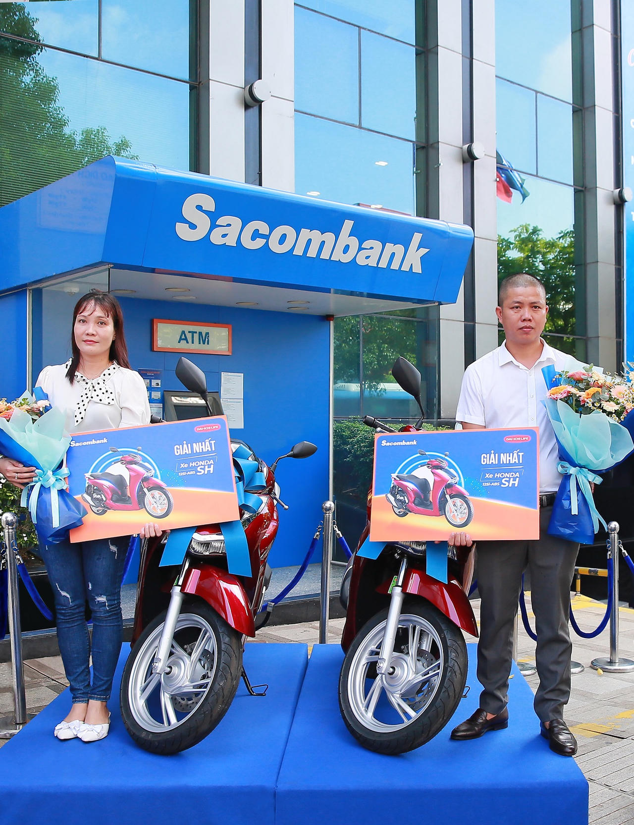 Trao thưởng xe Mercedes cho khách hàng tham gia bảo hiểm Dai-ichi Life Việt Nam tại Sacombank