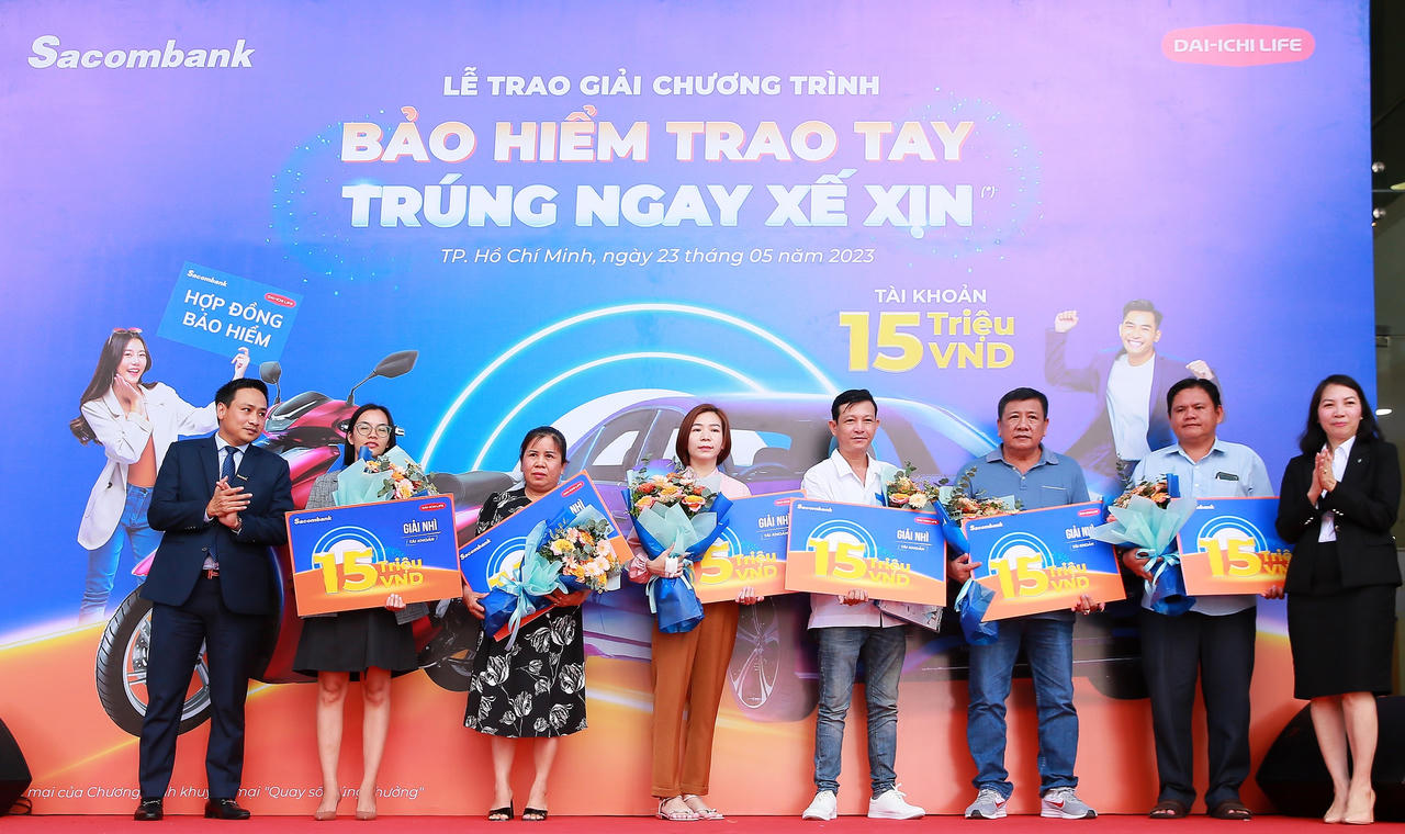 Trao thưởng xe Mercedes cho khách hàng tham gia bảo hiểm Dai-ichi Life Việt Nam tại Sacombank