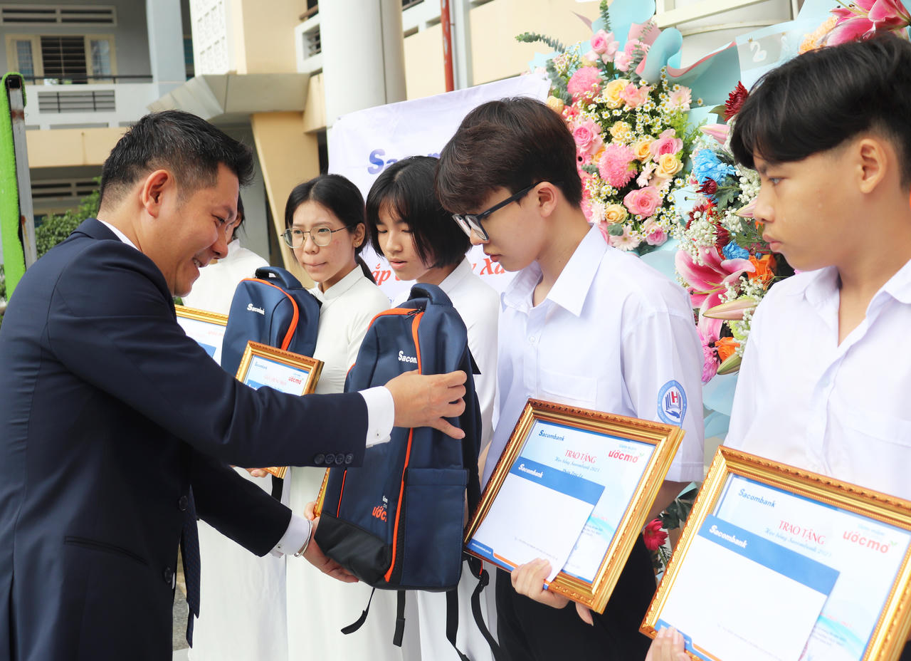 Sacombank dành gần 11 tỷ đồng cho học bổng 'Ươm mầm cho những ước mơ' 2023