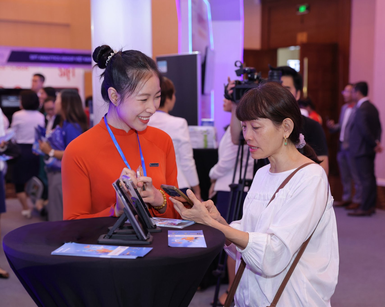 Sacombank thúc đẩy dịch vụ công và thanh toán không dùng tiền mặt