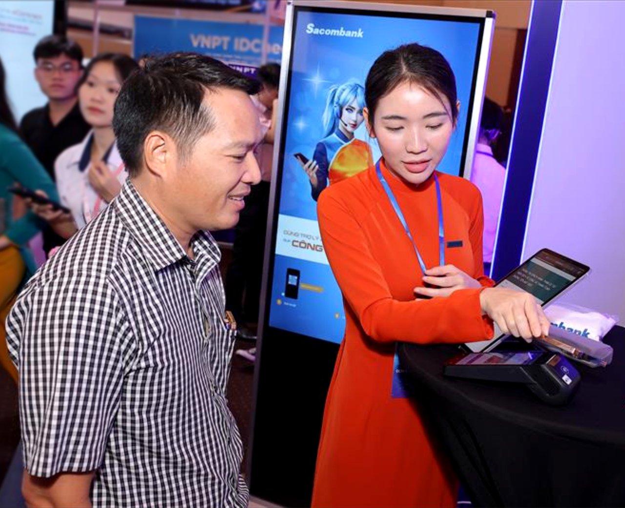 Sacombank thúc đẩy dịch vụ công và thanh toán không dùng tiền mặt