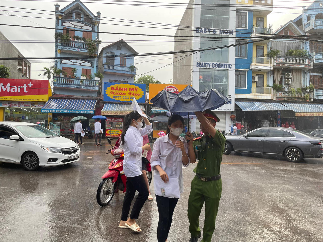 'Tiếp sức' cho sĩ tử cả nước 'vượt' kỳ thi tốt nghiệp THPT