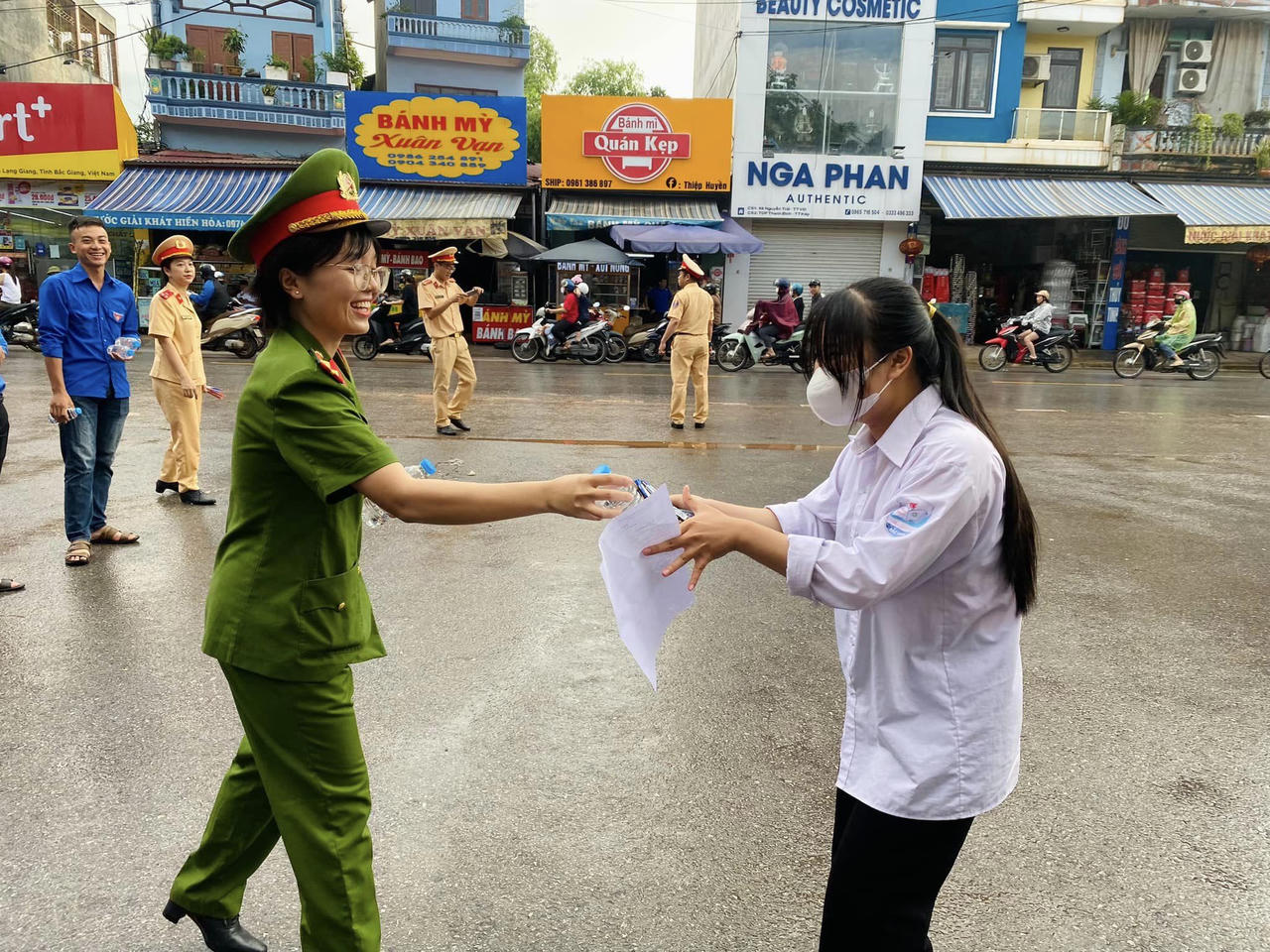 'Tiếp sức' cho sĩ tử cả nước 'vượt' kỳ thi tốt nghiệp THPT