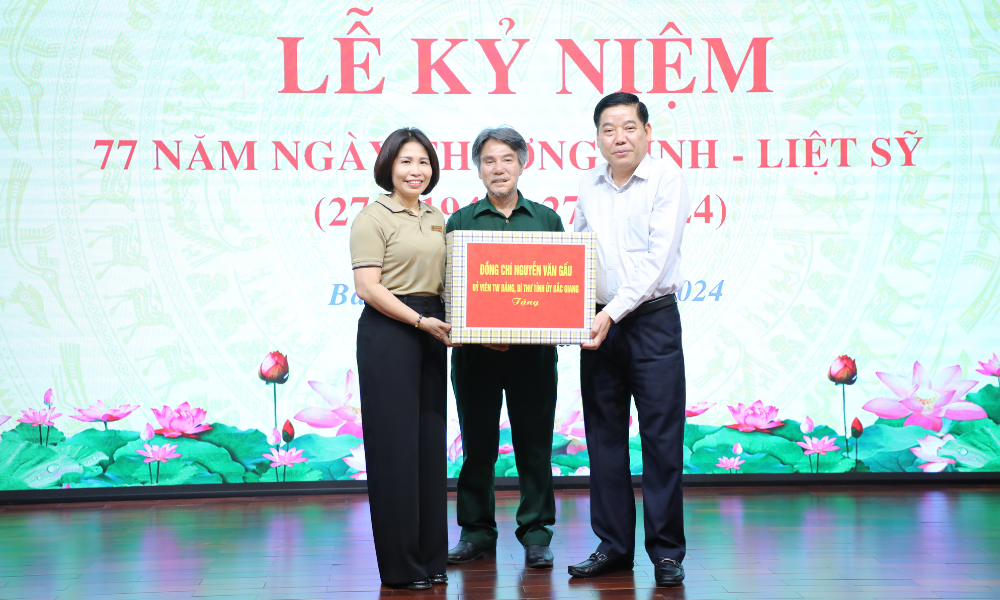 Bộ trưởng Bộ Khoa học và Công nghệ thăm và tặng quà người có công tại Bắc Giang