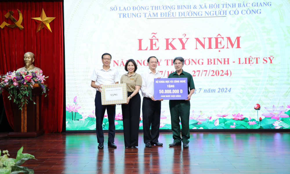 Bộ trưởng Bộ Khoa học và Công nghệ thăm và tặng quà người có công tại Bắc Giang