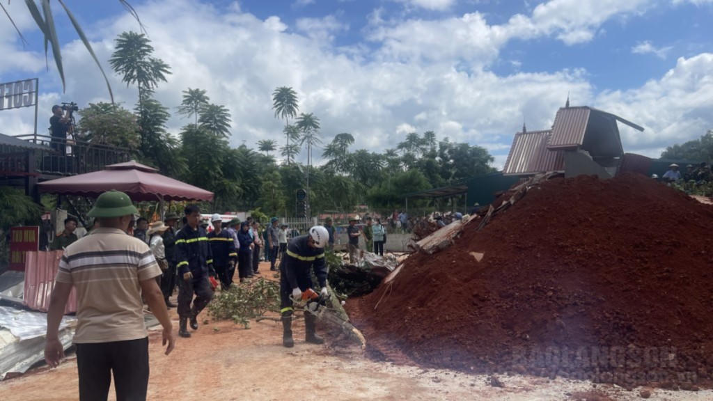 Sạt lở đất khiến hai vợ chồng tử vong