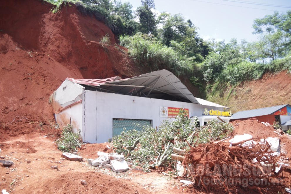 Sạt lở đất khiến hai vợ chồng tử vong
