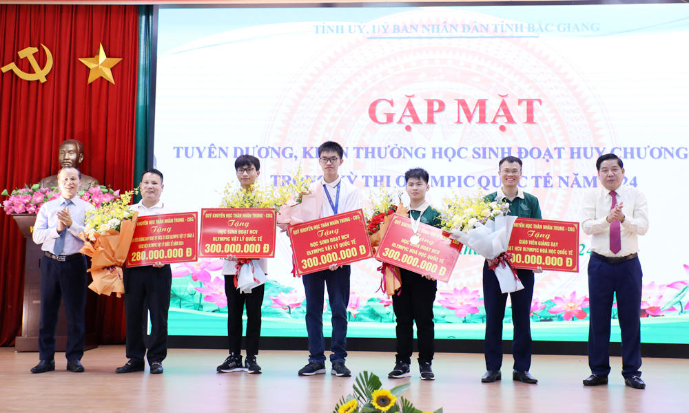 Gặp mặt biểu dương 3 học sinh “Vàng” của tỉnh Bắc Giang 