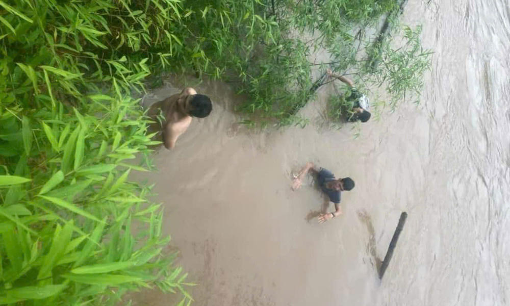  Cứu sống lái xe đầu kéo bị nước cuốn trôi 