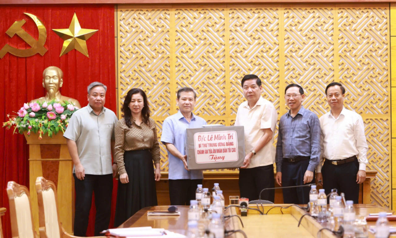 Bí thư T.Ư Đảng, Chánh án TAND TC tới kiểm tra công tác chống lũ ở Bắc Giang