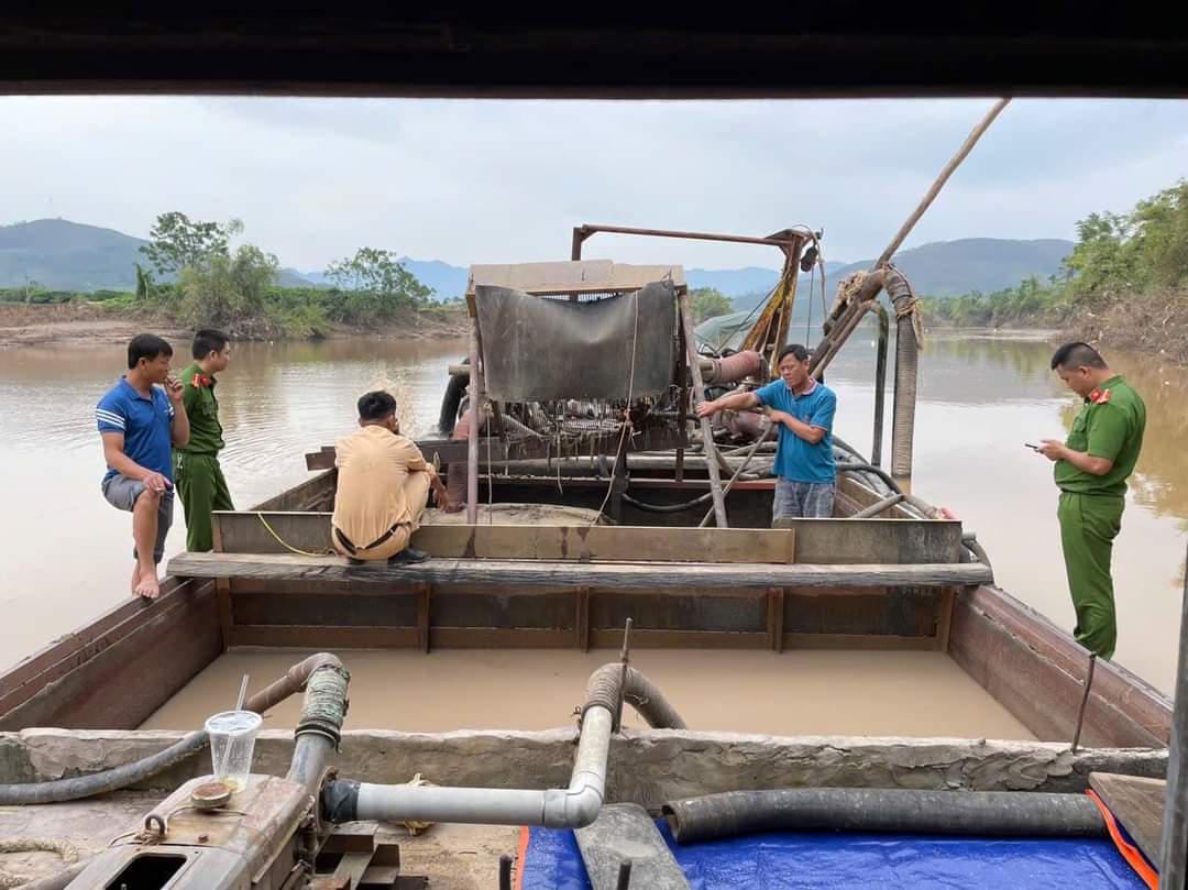 Bắt giữ tàu khai thác cát trái phép trên sông Lục Nam