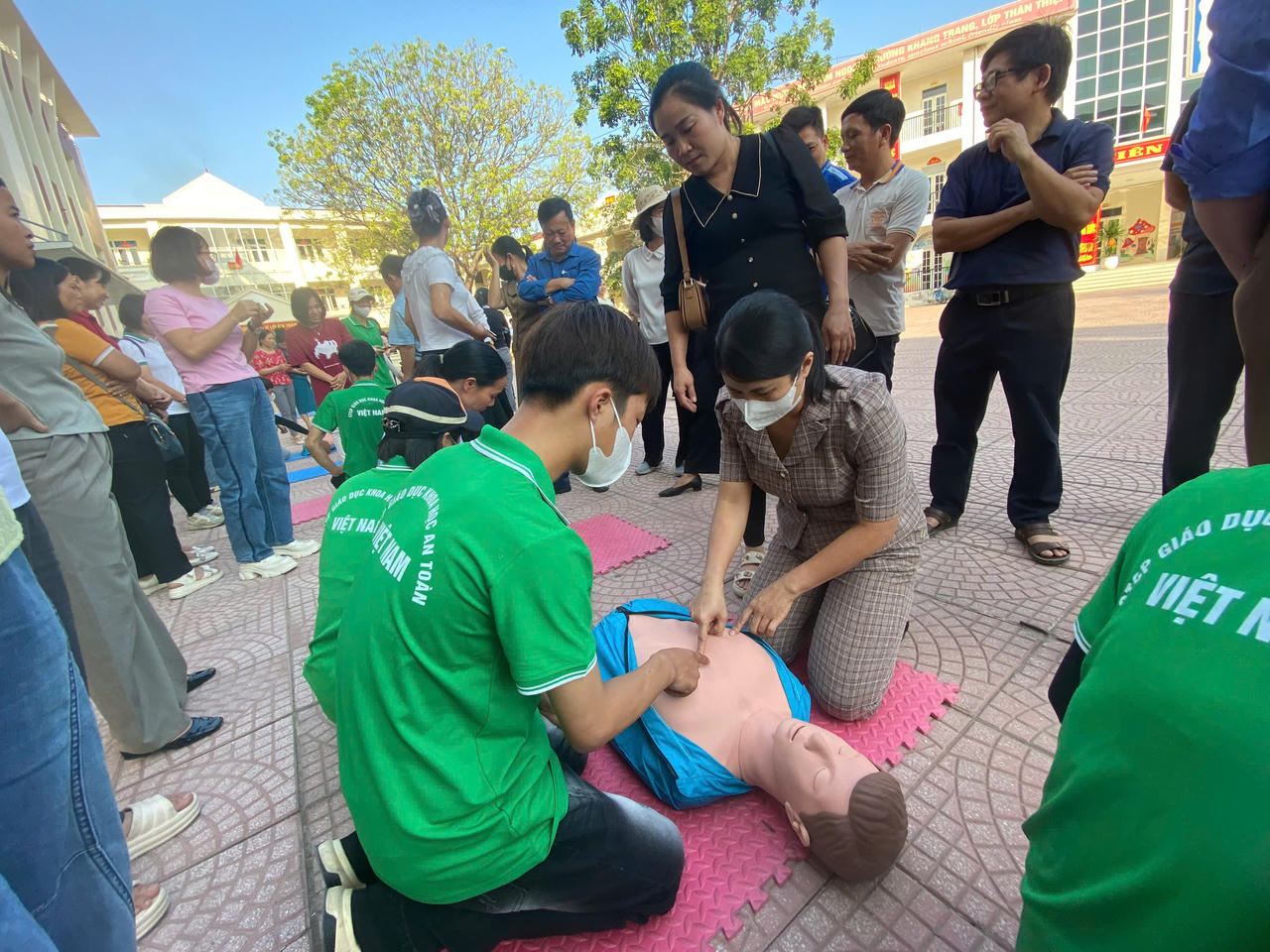 Hơn 200 công chức, giáo viên TX Việt Yên tham gia tập huấn kỹ năng về an toàn trường học