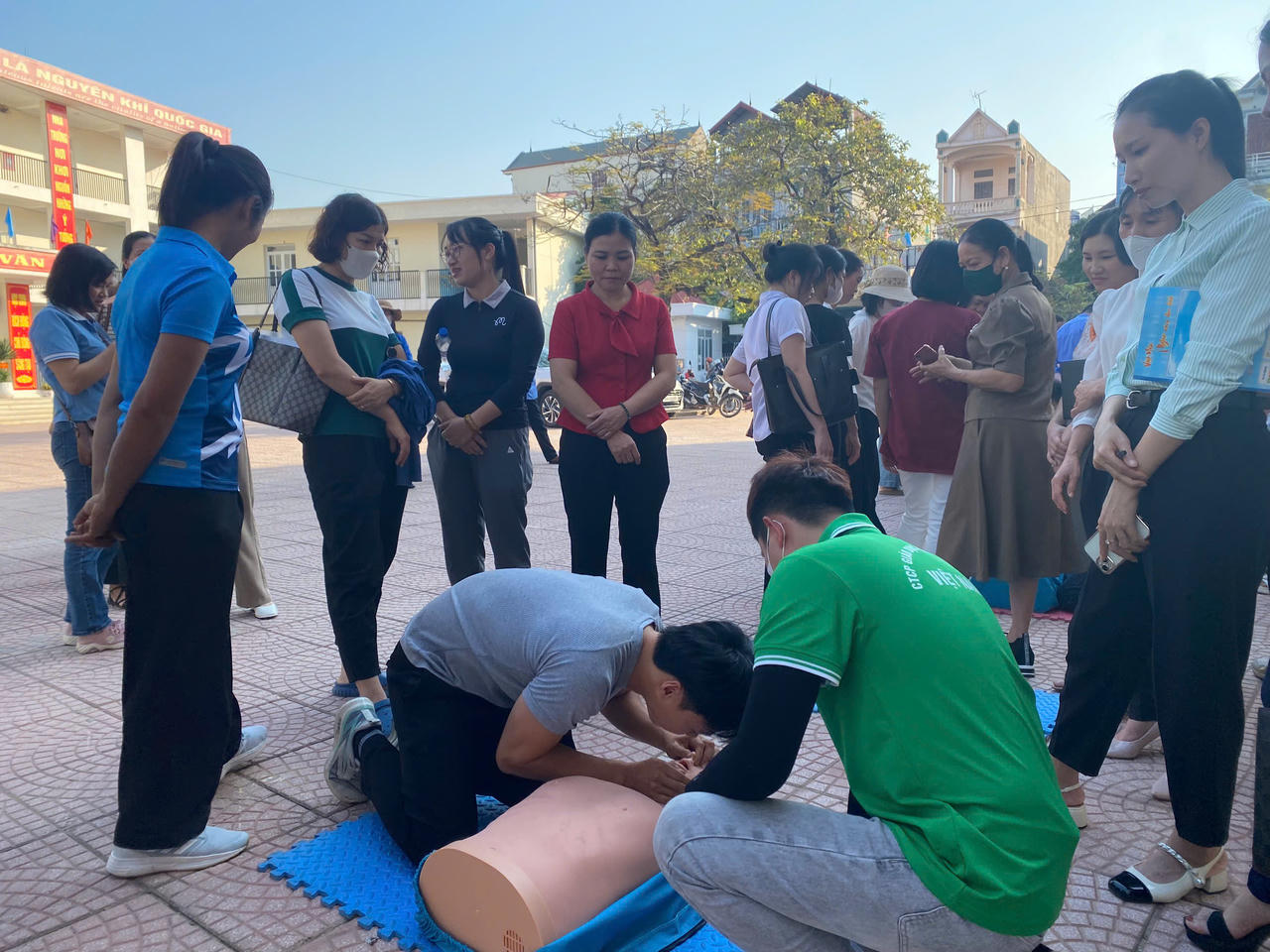 Hơn 200 công chức, giáo viên TX Việt Yên tham gia tập huấn kỹ năng về an toàn trường học