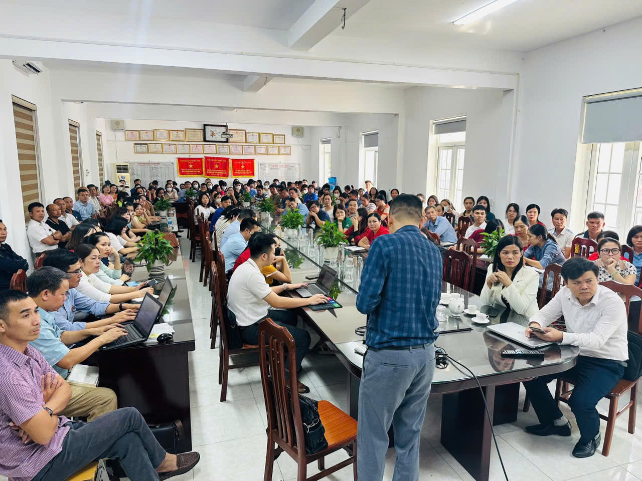 Hơn 200 công chức, giáo viên TX Việt Yên tham gia tập huấn kỹ năng về an toàn trường học
