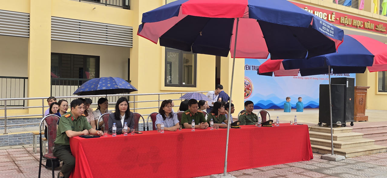 Trường THPT Kim Động tổ chức buổi ngoại khóa tuyên truyền và thực hành phòng chống đuối nước