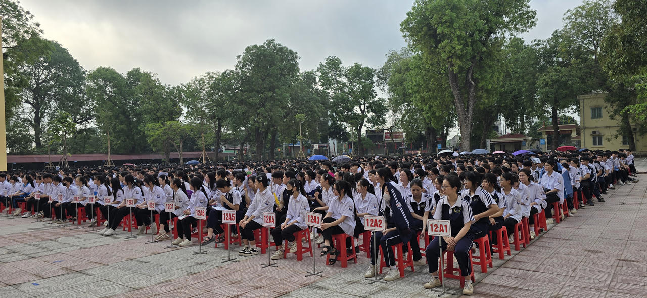 Trường THPT Kim Động tổ chức buổi ngoại khóa tuyên truyền và thực hành phòng chống đuối nước