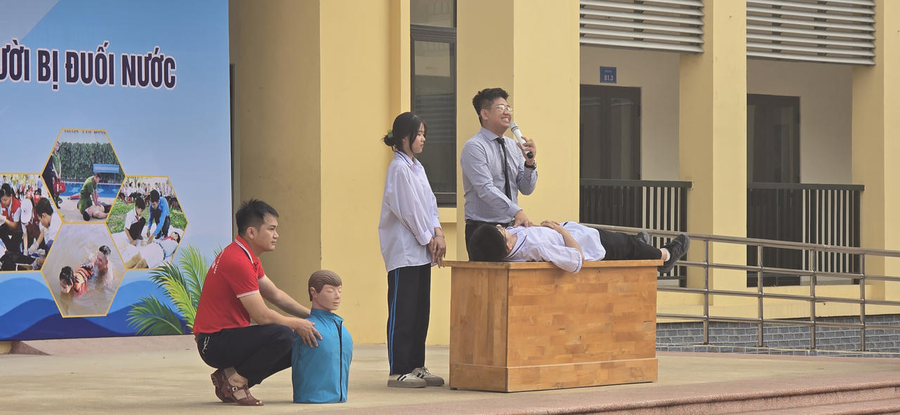 Trường THPT Kim Động tổ chức buổi ngoại khóa tuyên truyền và thực hành phòng chống đuối nước