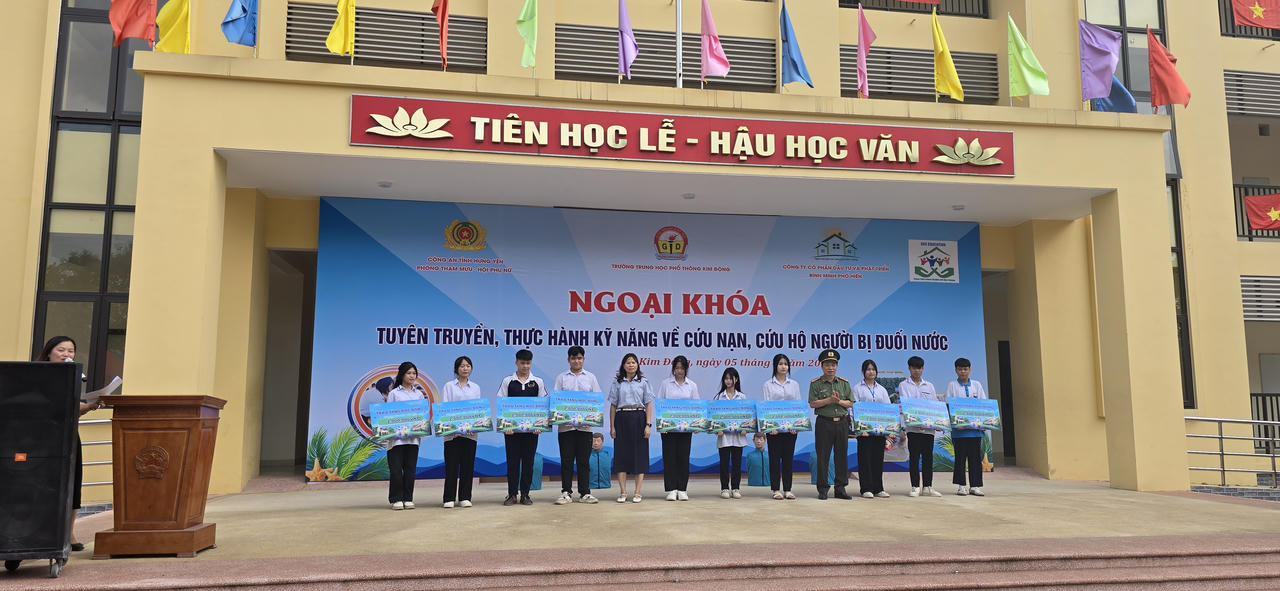 Trường THPT Kim Động tổ chức buổi ngoại khóa tuyên truyền và thực hành phòng chống đuối nước