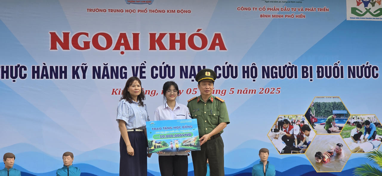 Trường THPT Kim Động tổ chức buổi ngoại khóa tuyên truyền và thực hành phòng chống đuối nước