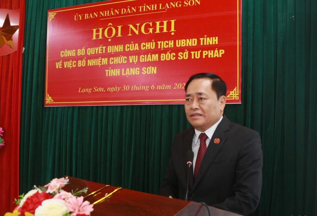 Trao quyết định bổ nhiệm Giám đốc Sở Tư Pháp tỉnh Lạng Sơn