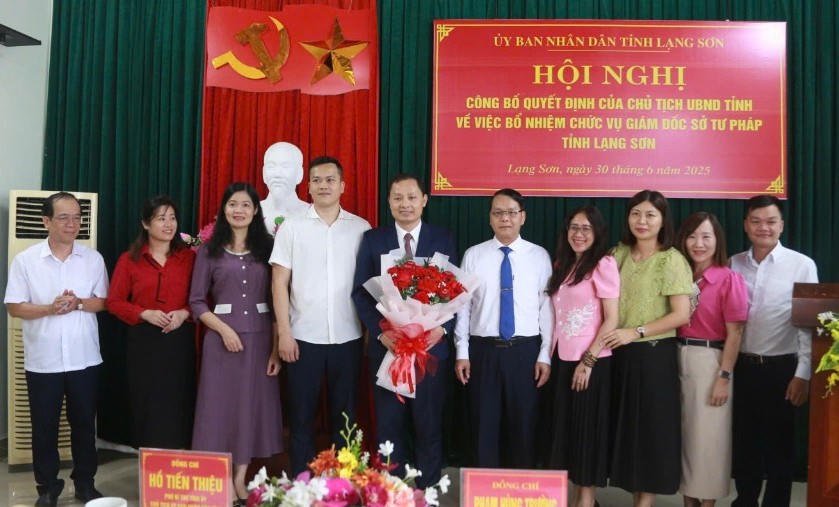 Trao quyết định bổ nhiệm Giám đốc Sở Tư Pháp tỉnh Lạng Sơn