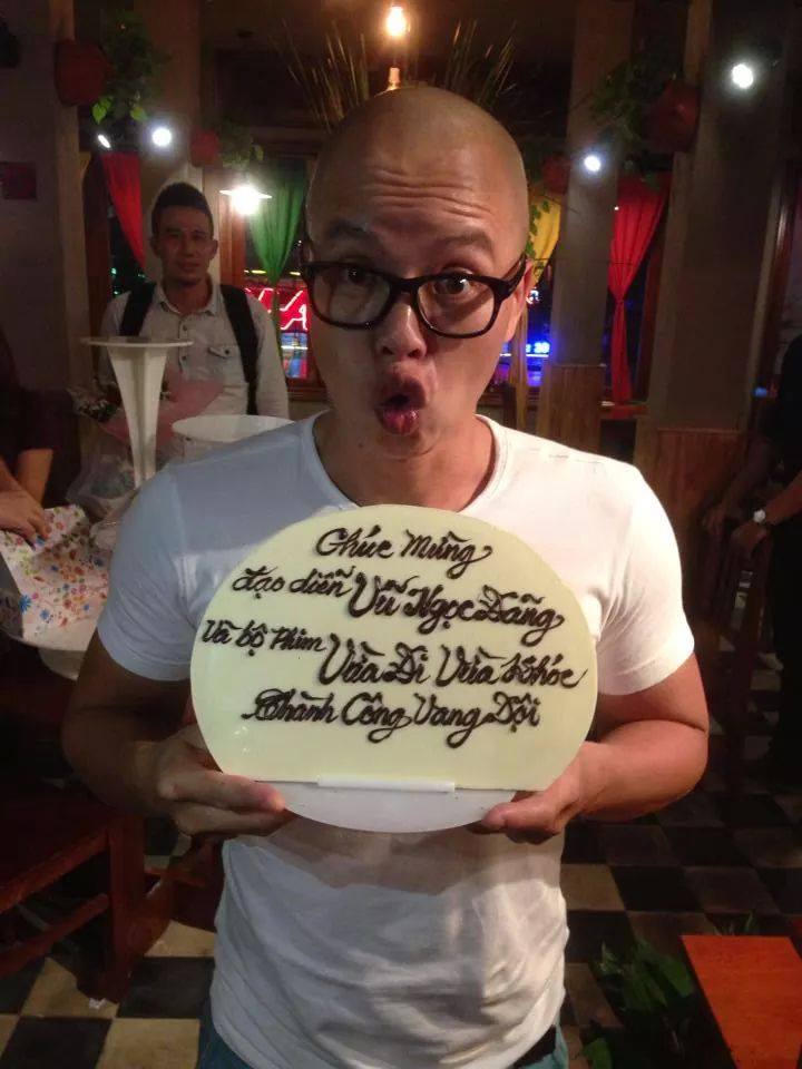 Minh Hằng ăn mừng phim “Vừa đi vừa khóc” thắng lớn