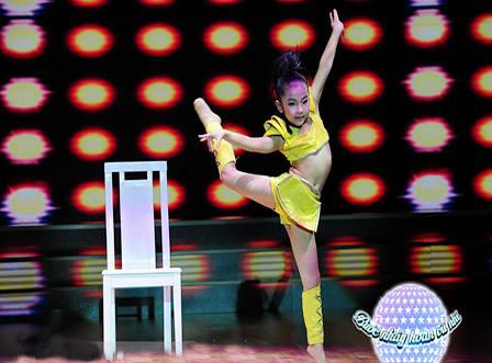 Bước nhảy hoàn vũ Nhí “chiêu dụ” thí sinh bằng quà và vũ đạo