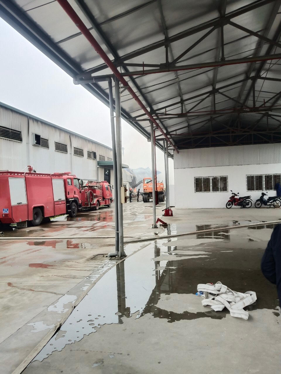 Cháy lớn khiến gần 2.000m2 xưởng bao bì ở Hải Dương bị thiêu rụi