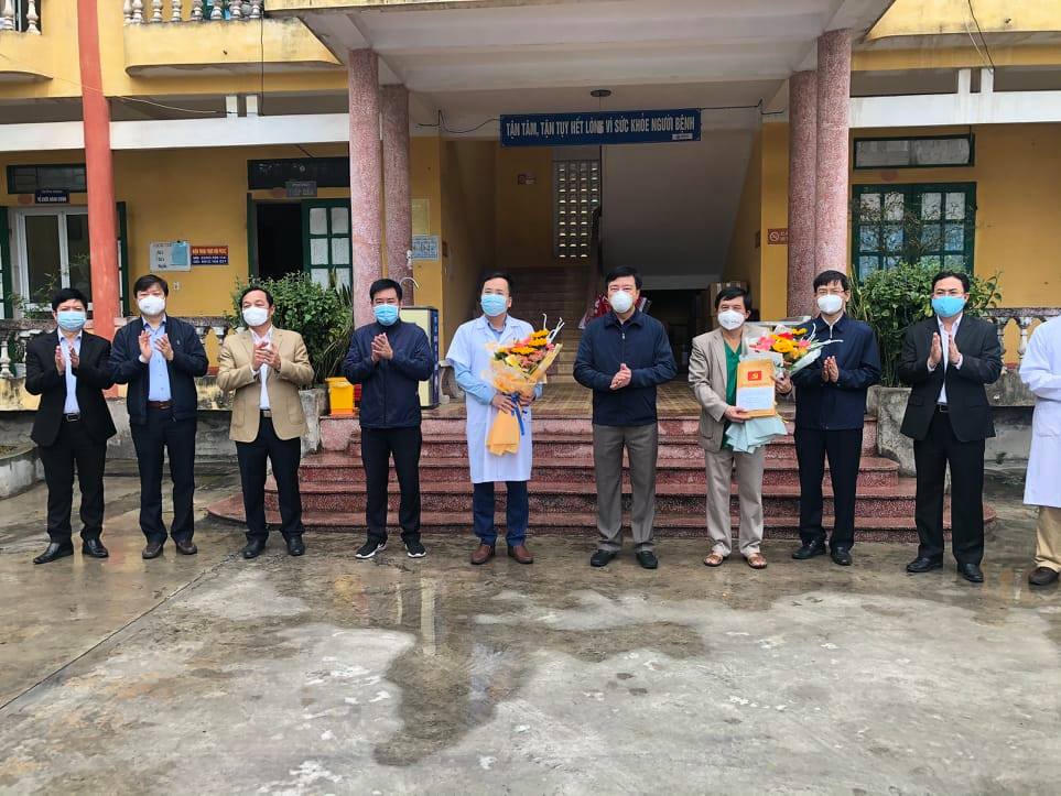 Thủ tướng gửi lẵng hoa biểu dương lực lượng y tế chống dịch ở Hải Dương