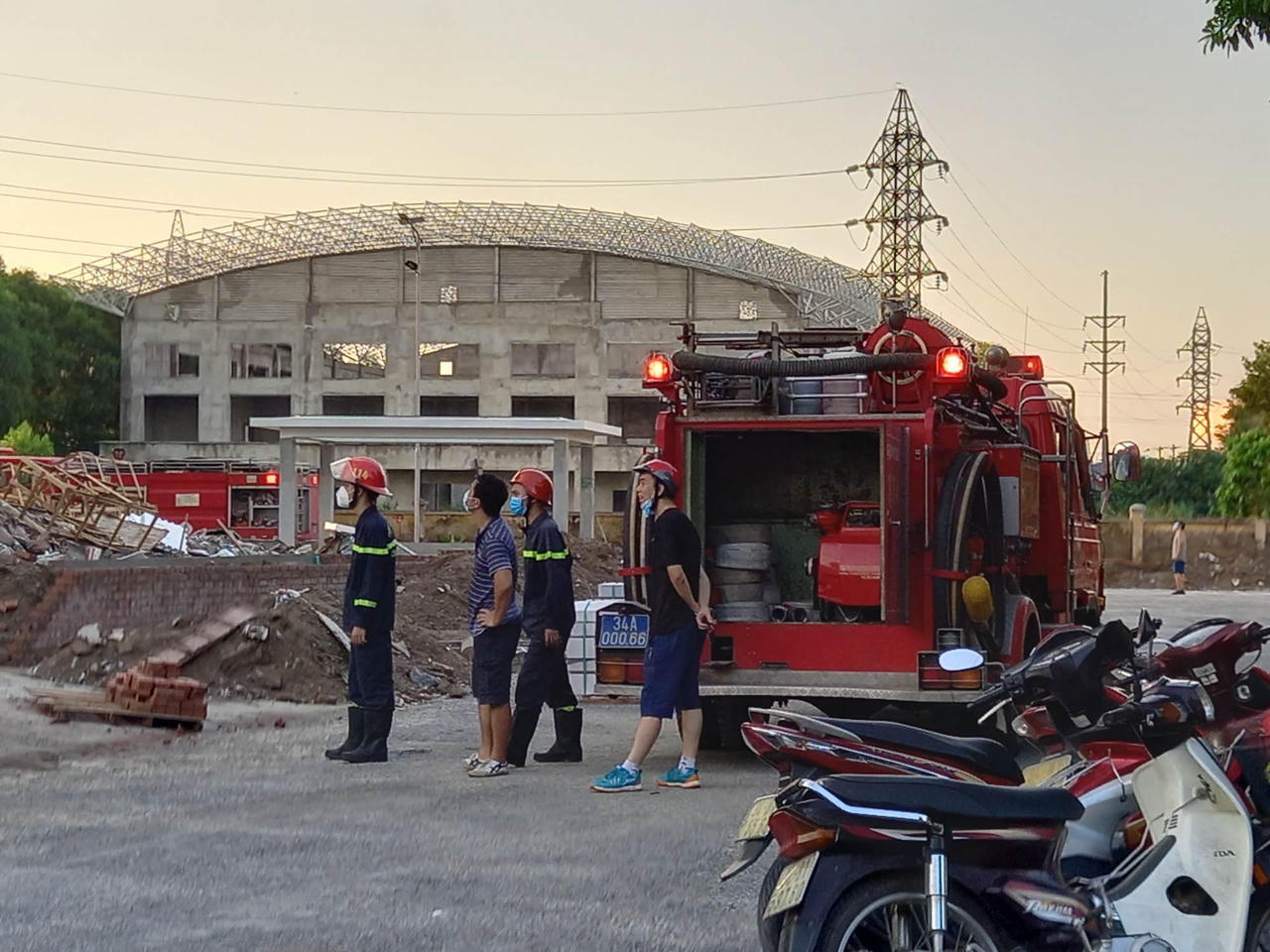 Cứu hai công nhân mắc kẹt trong vụ cháy tại tòa nhà 16 tầng đang thi công