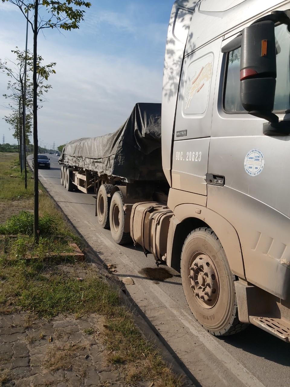 Tài xế xe đầu kéo bất hợp tác, đóng cửa ngủ trong xe vi phạm