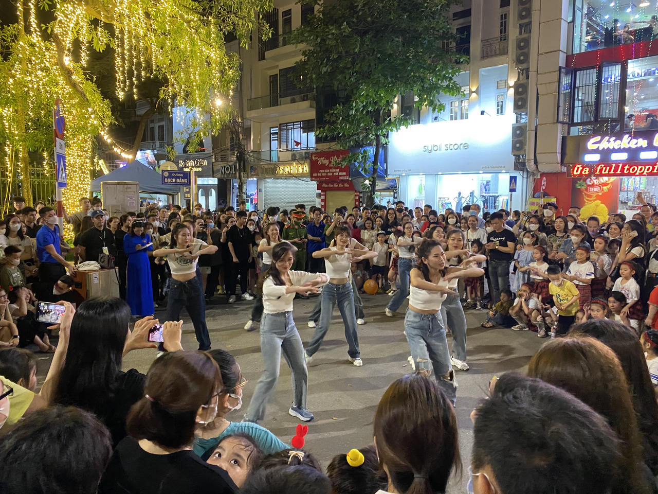 Hình ảnh phố đi bộ Hải Dương chật kín người trong ngày đầu khai trương 