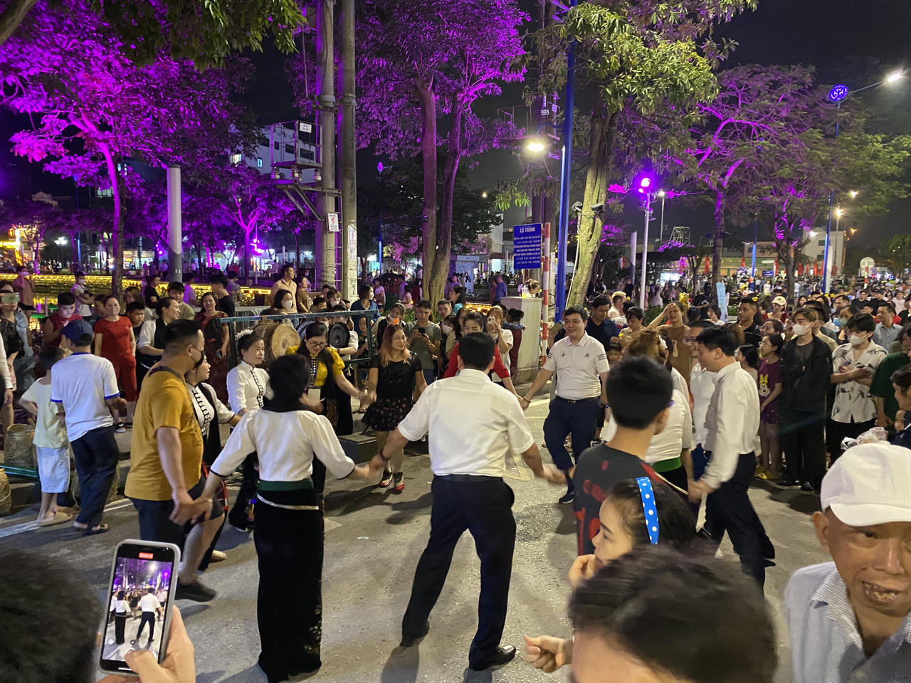 Hình ảnh phố đi bộ Hải Dương chật kín người trong ngày đầu khai trương 