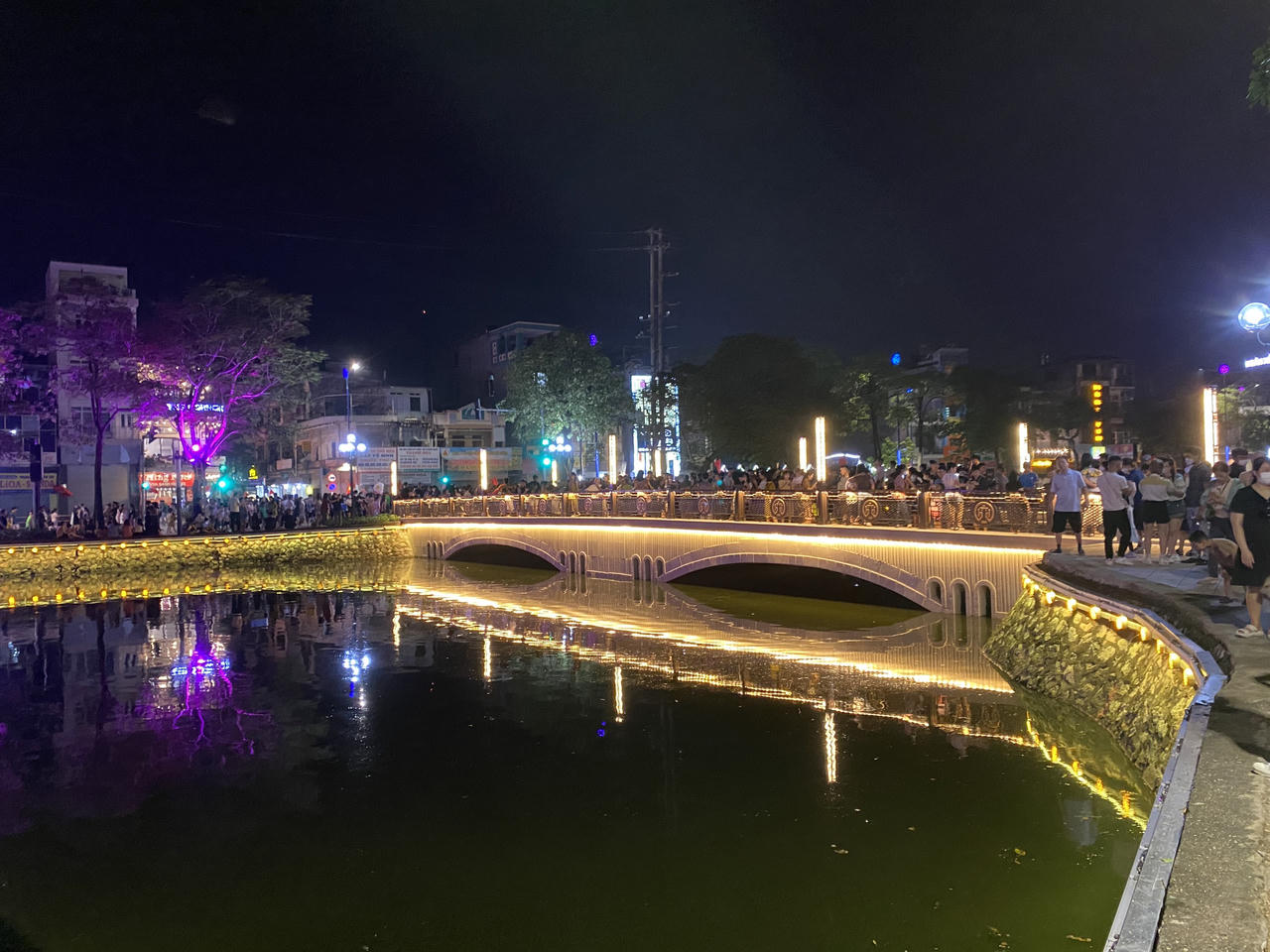 Hình ảnh phố đi bộ Hải Dương chật kín người trong ngày đầu khai trương 