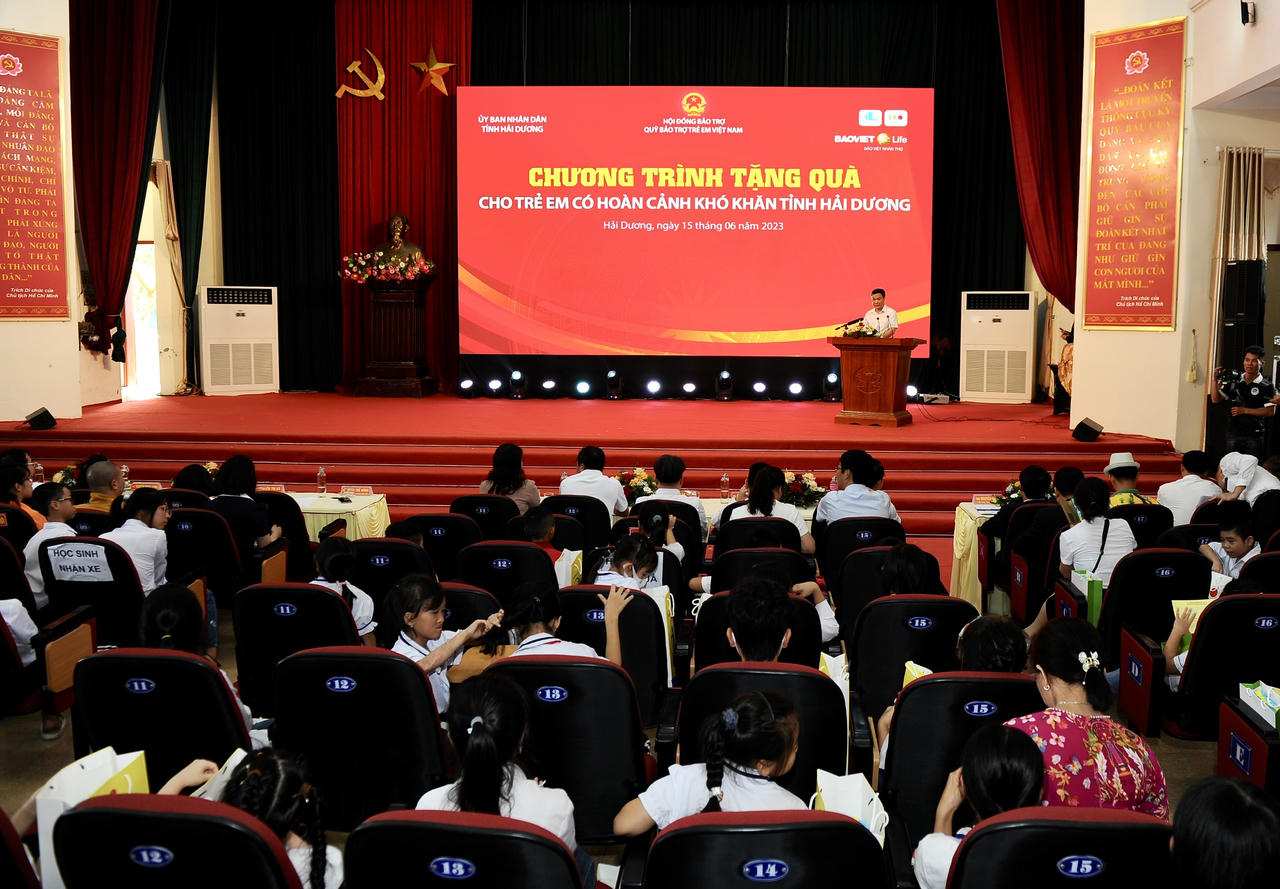 Phó Chủ tịch nước Võ Thị Ánh Xuân trao quà tặng cho 150 học sinh Hải Dương vượt khó học giỏi