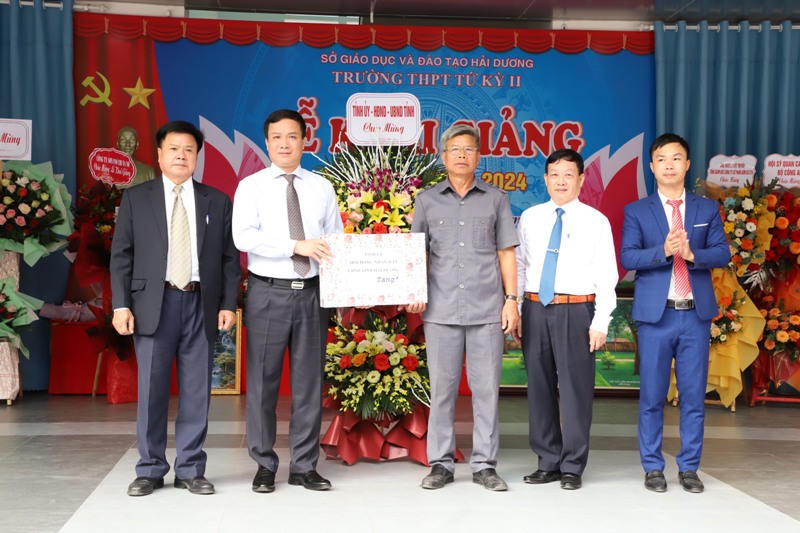 Tưng bừng khai giảng năm học mới trên mọi miền đất nước