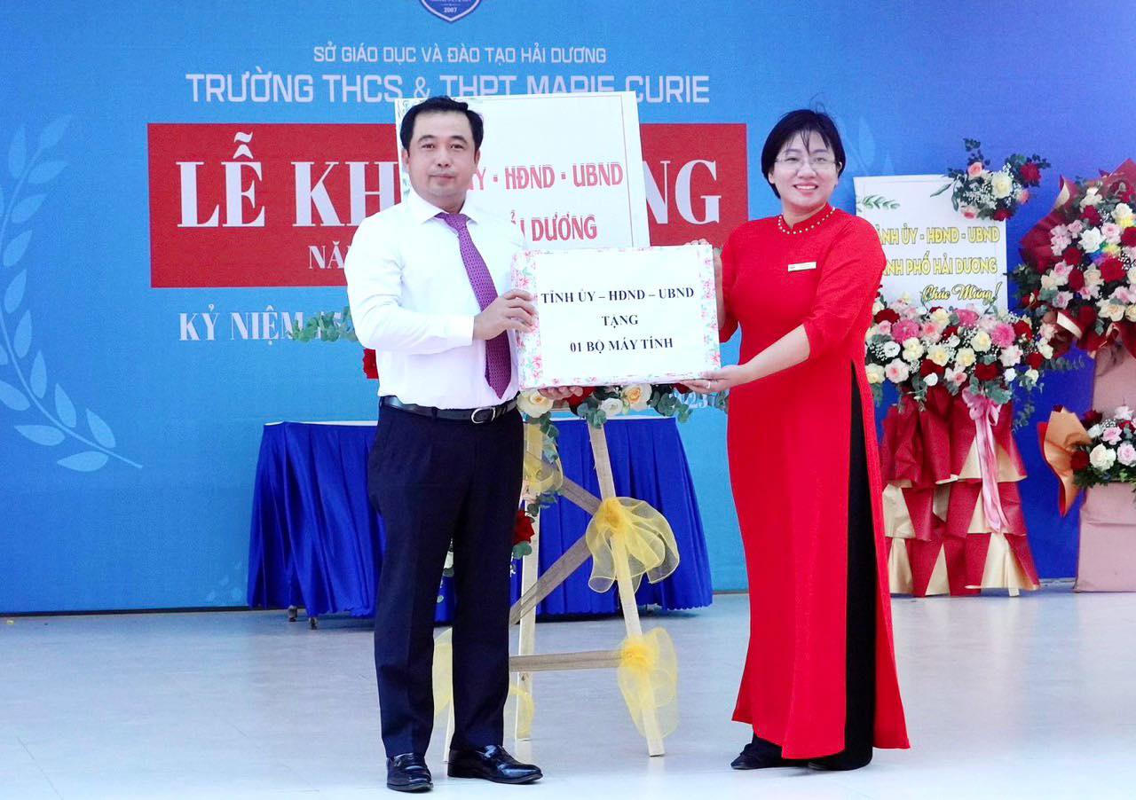 Tưng bừng khai giảng năm học mới trên mọi miền đất nước