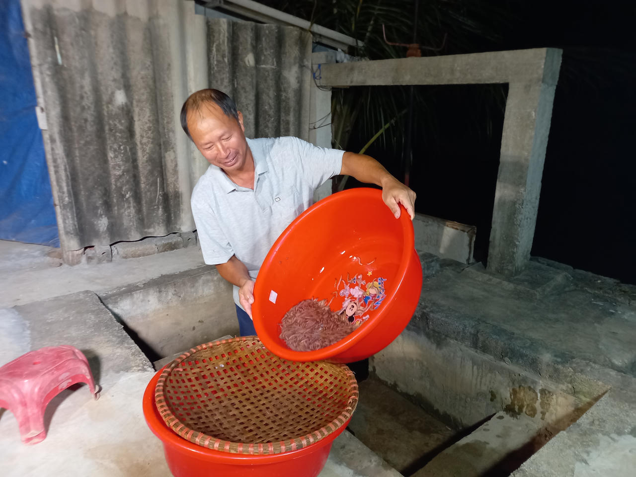 Theo chân người dân đi bắt rươi đêm ở Tứ Kỳ