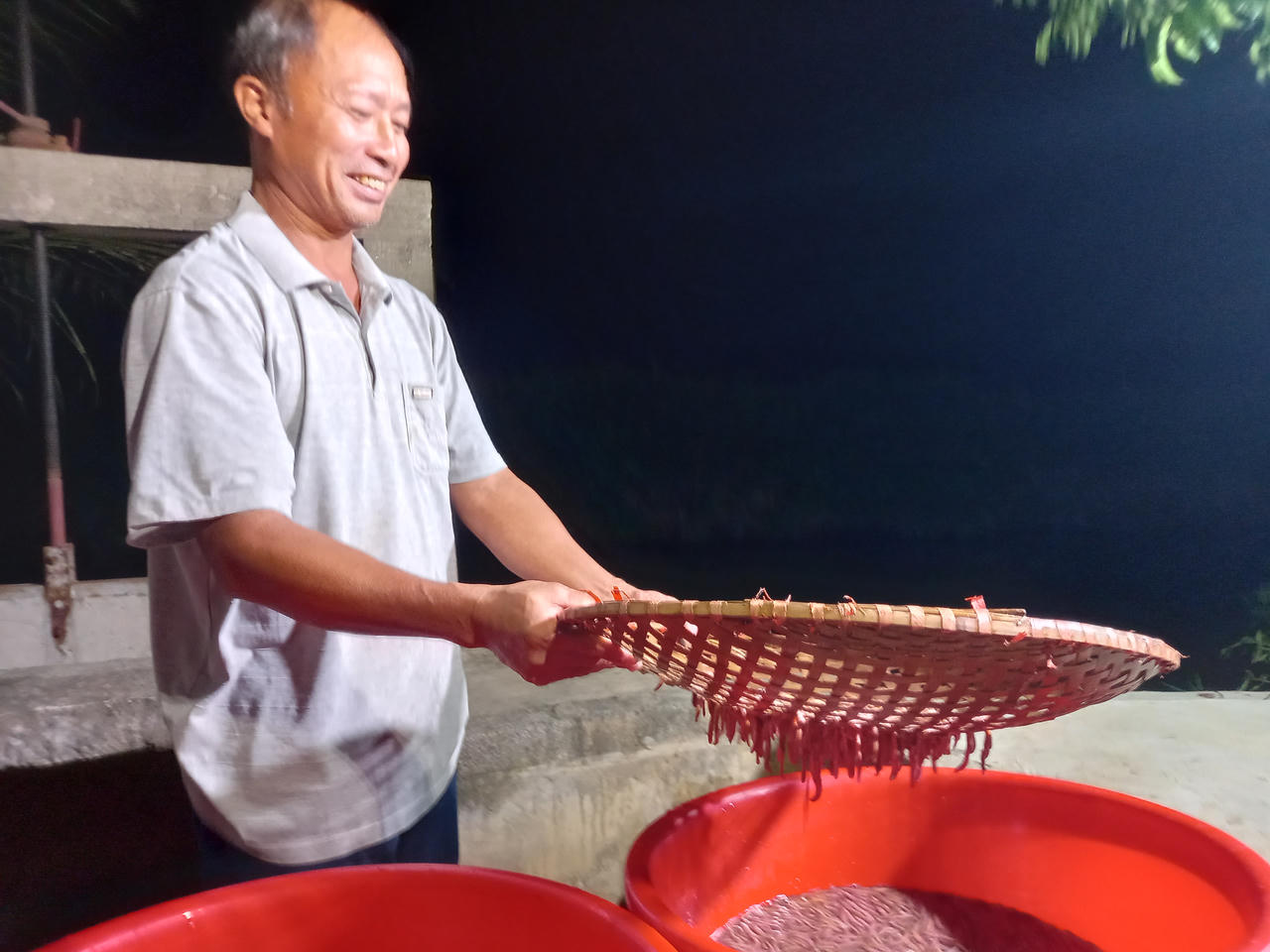 Theo chân người dân đi bắt rươi đêm ở Tứ Kỳ