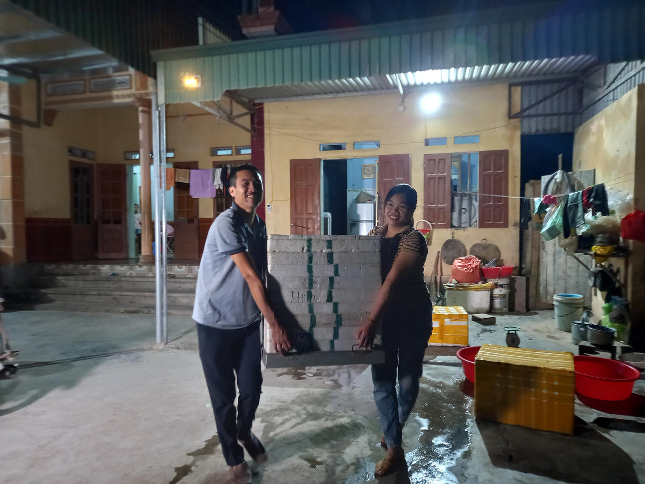 Theo chân người dân đi bắt rươi đêm ở Tứ Kỳ