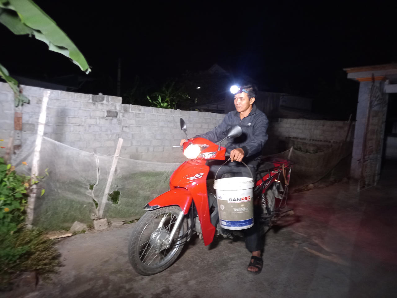 Theo chân người dân đi bắt rươi đêm ở Tứ Kỳ