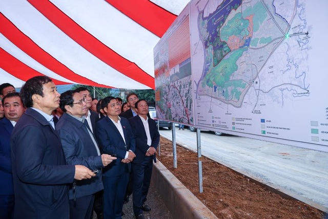 Thủ tướng Phạm Minh Chính kiểm tra một số dự án quan trọng trên địa bàn tỉnh Hải Dương