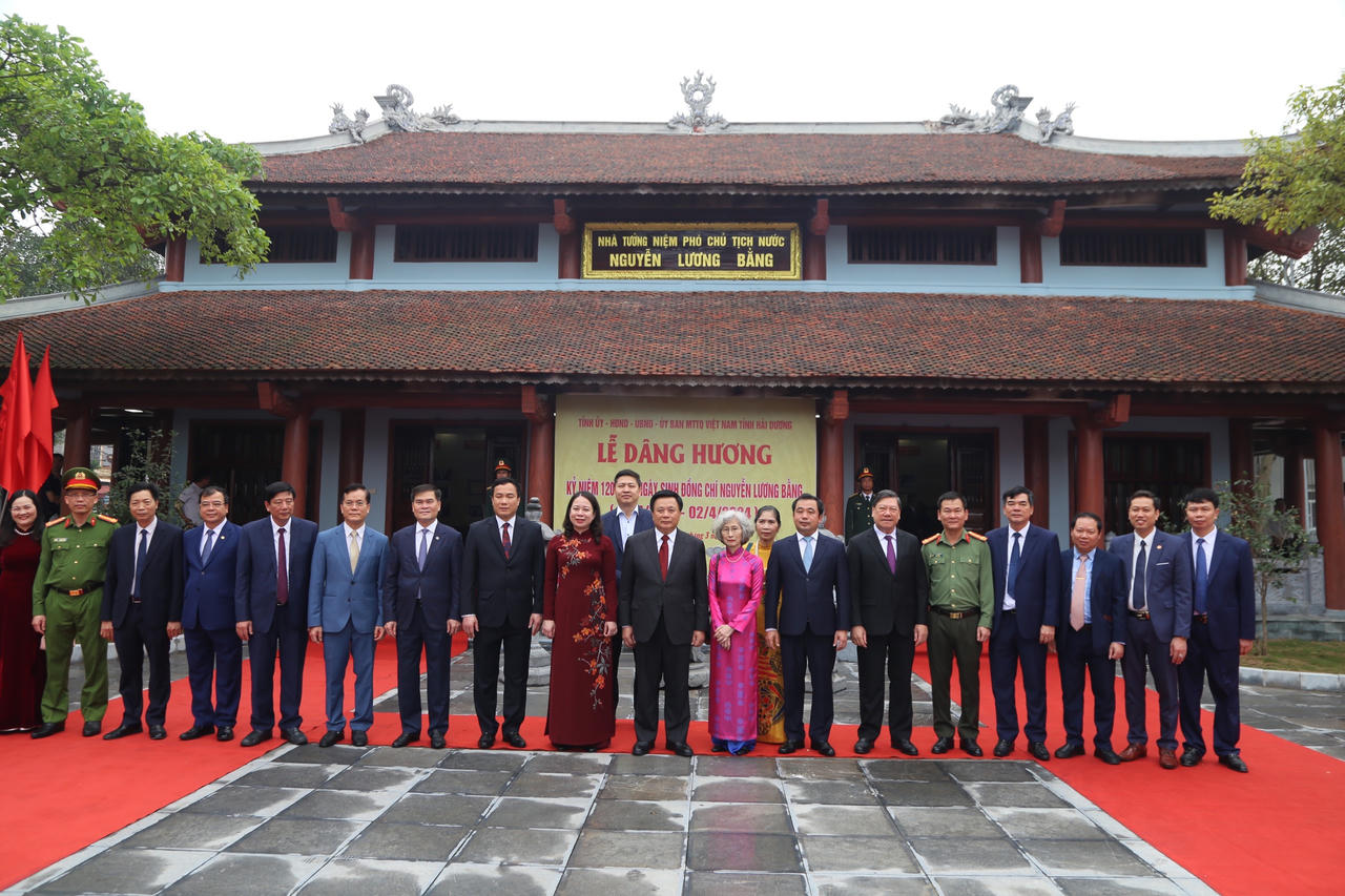 Quyền Chủ tịch nước Võ Thị Ánh Xuân dâng hương kỷ niệm 120 năm ngày sinh đồng chí Nguyễn Lương Bằng 